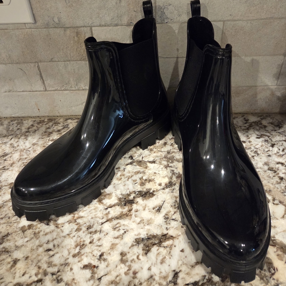 NEW Black Glossy Chelsea Outwoods Boots